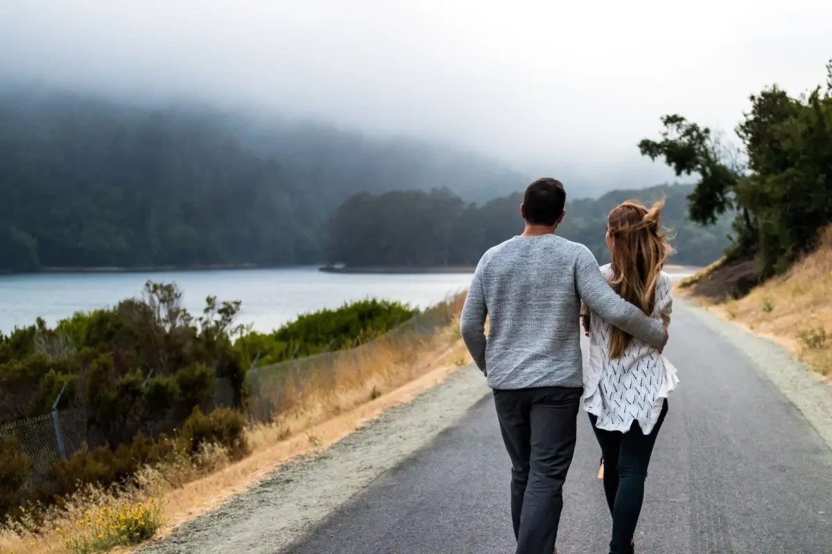 Kom i gang med at vandre med din partner – 3 gode tips til en weekend der bringer jer tættere sammen