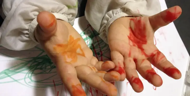 Regnvejrsdage reddet: 25 kreative hjemmeaktiviteter for børn i alle aldre